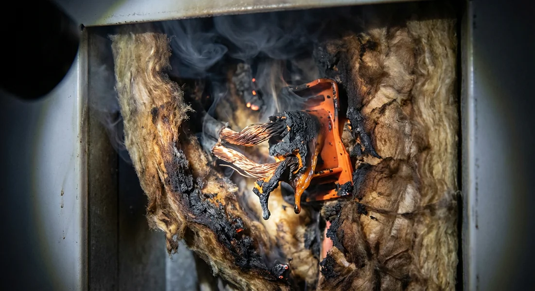 Surchauffe d'un connecteur électrique dans l'isolant thermique.